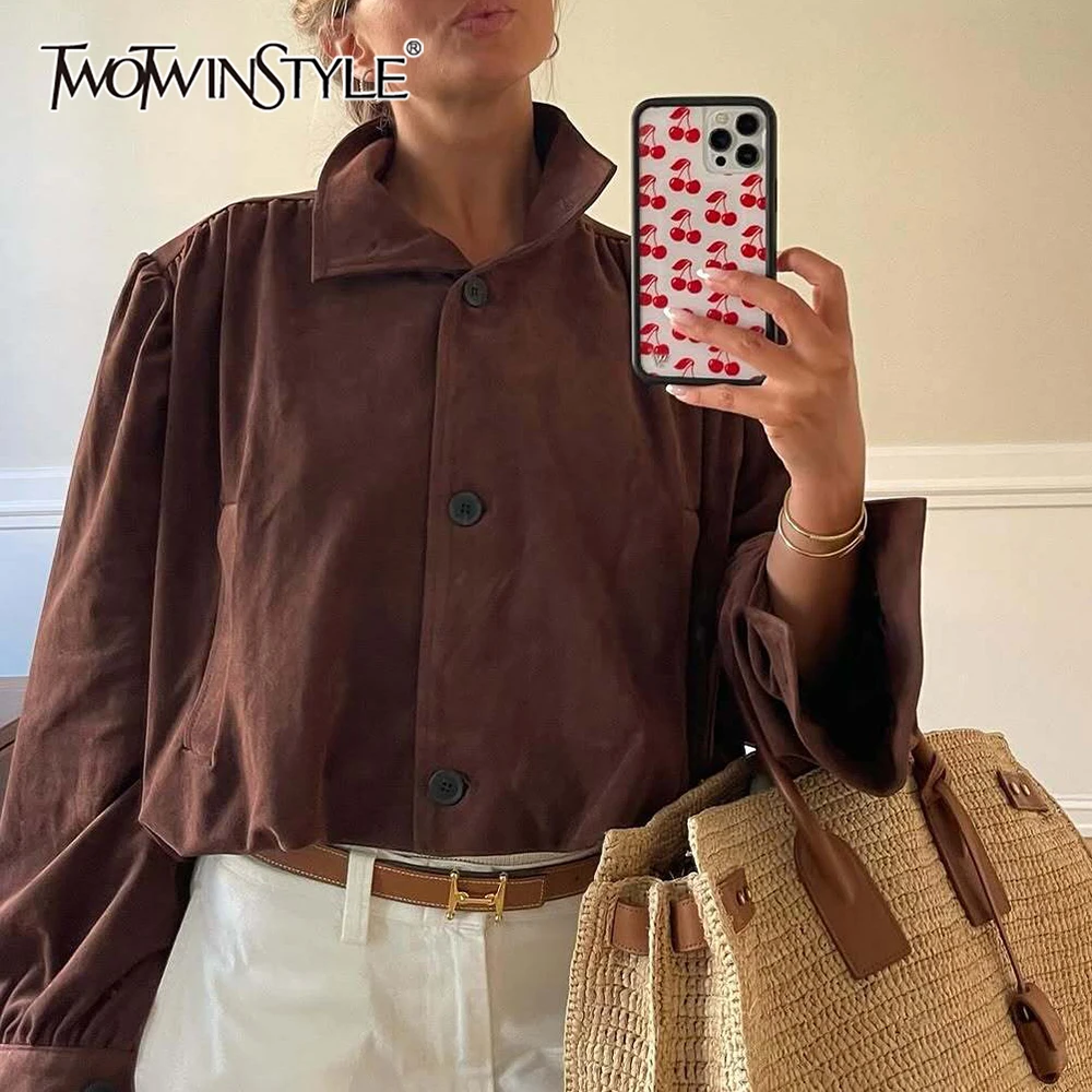 

TWOTWINSTYLE коричневая короткая куртка Baiscs для женщин с лацканами и длинными рукавами в стиле пэчворк, однобортное модное французское пальто, женский стиль