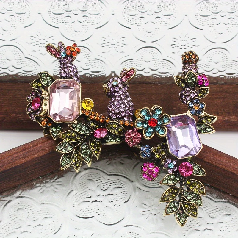 レトロな花の茂みのウサギ、干支のウサギのブローチ、重工業、ファッショナブル