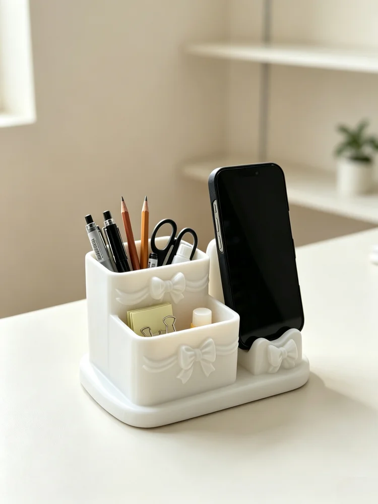 Ribbon-Knot Cream-Style Desktop Organizer, Bow-Knot Design 2-in-1 Pen Holder and Phone Stand, Matte White Multifunctional Desktop Organizer, Ins-Style Student Stationery Organizer, Office Desk Organizer, Home Office Organizer, Cute Makeup Brush Holder, Phone Stand, Simple Desktop Accessories, Workstation Organizer, Desktop Modification Essentials, White Pen Holder, Desktop Decoration Item Suitable for Multiple Use Scenarios