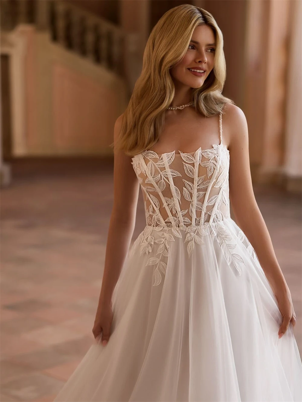 فستان زفاف من الأورجانزا الأبيض الناعم حسب الطلب بياقة مربعة رسمية بدون أكمام فستان زفاف بوهو على شكل حرف a ذيل محكمة فيستدو دي نوفيا