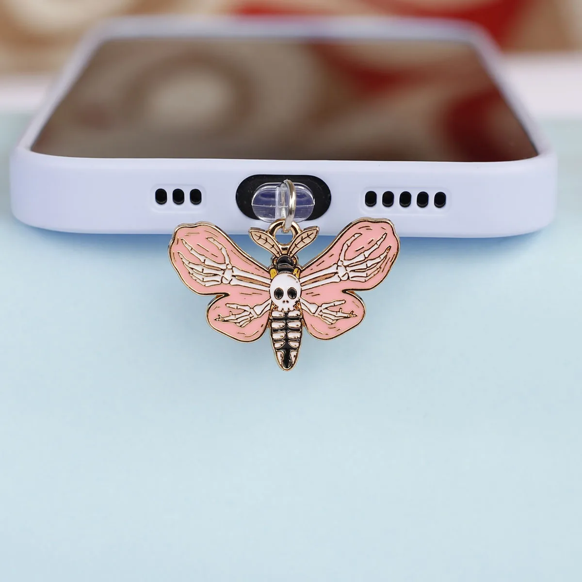 1 Stück Totenkopf-Schmetterlingsflügel-förmiger Staubschutz-Anhänger für iPhone und Type-C Ladeanschluss – Zubehör und Dekoration – Detail 6
