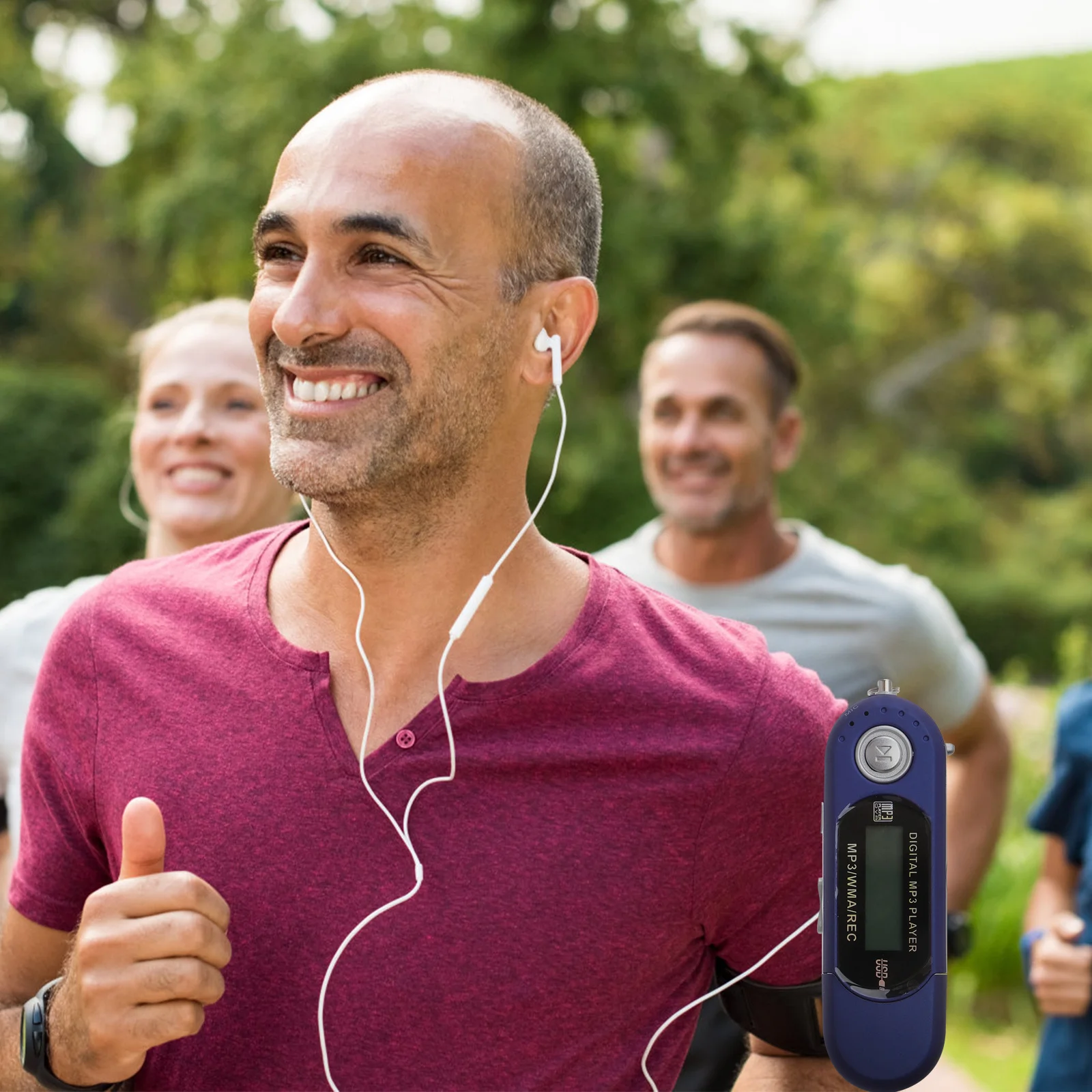 مشغل Mp3 رقمي، شاشة LCD 3 بوصة، ذاكرة داخلية 4 جيجابايت، محرك فلاش USB محمول، راديو Fm، ميكروفون 3.5 ملم، مقبس صوت مدمج