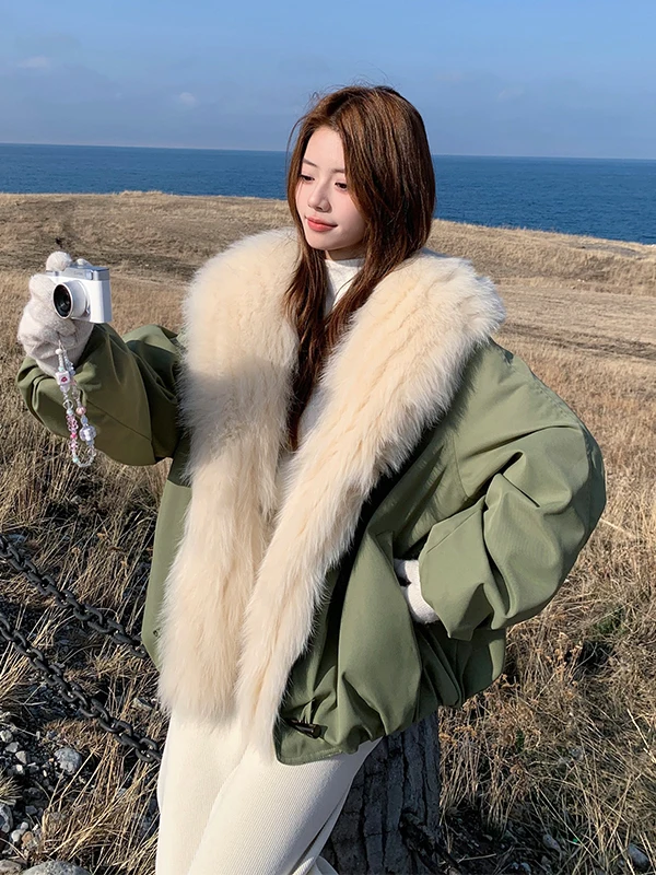 معطف شتوي نسائي من الريش الأبيض بنسبة 90٪ مع ياقة فرو دافئة وتصميم عسكري