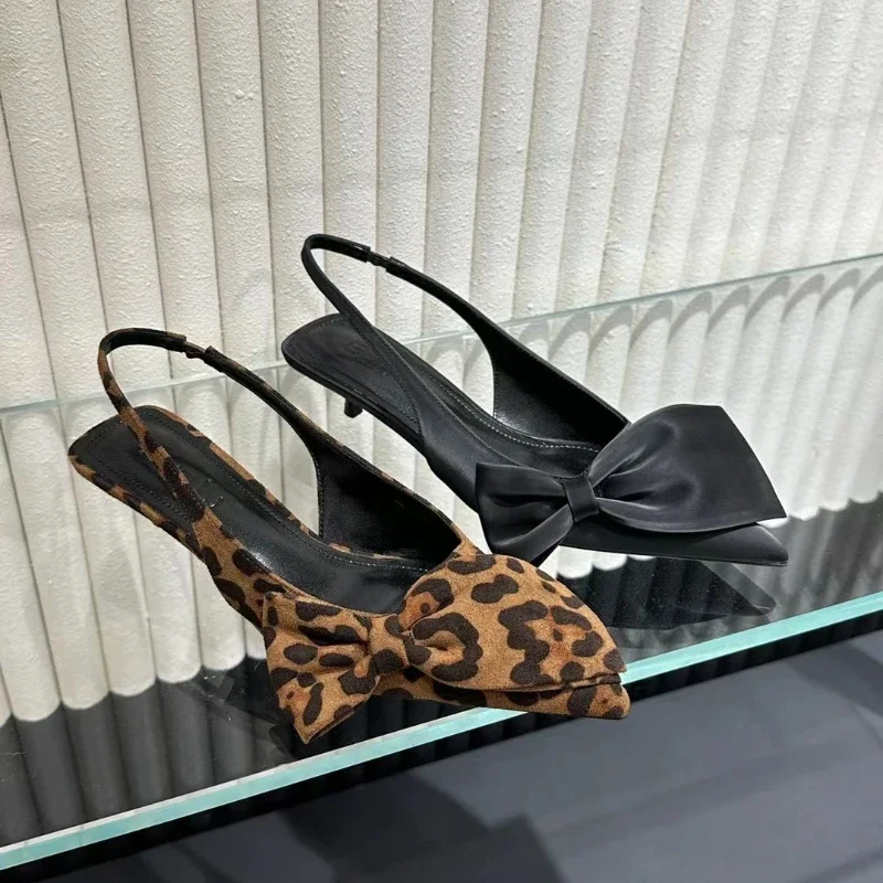 صنادل نسائية مثيرة بفيونكة الفهد بمقدمة مدببة لصيف 2024 صنادل جديدة من Slingback أحذية بكعب منخفض شباشب نسائية شرائح نسائية