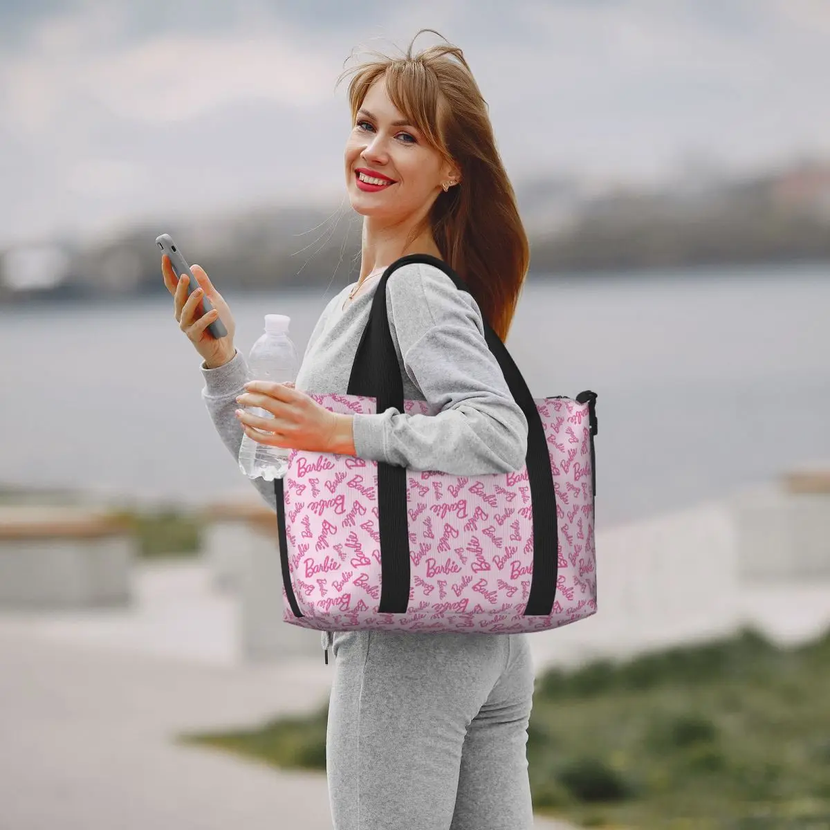 Bolso de mano de playa rosa Barbie personalizado para mujer, bolsas de viaje de playa de gimnasio con compartimento grande