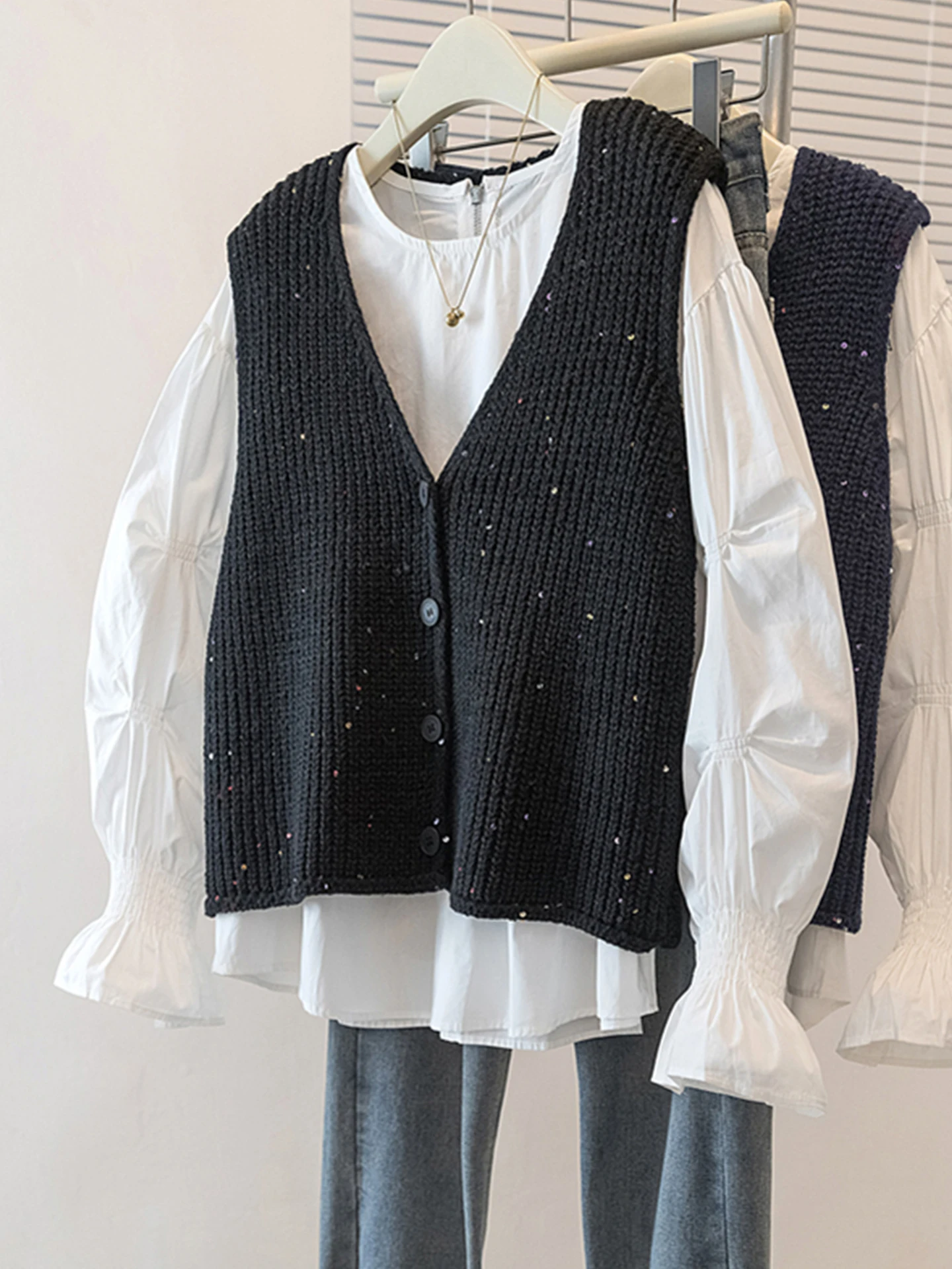 

Весна 2026: Новинка! Комплект из двух предметов: вязаный жилет с пайетками и лонгслив с V-образным вырезом, свободный крой, повседневный стиль, большие размеры.