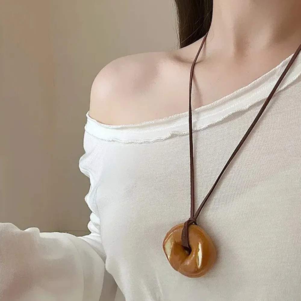 Collar con colgante de pan hecho a mano, comida de pan, agua alcalina, colgante versátil de moda, regalo, cadena de suéter de Donut bonita