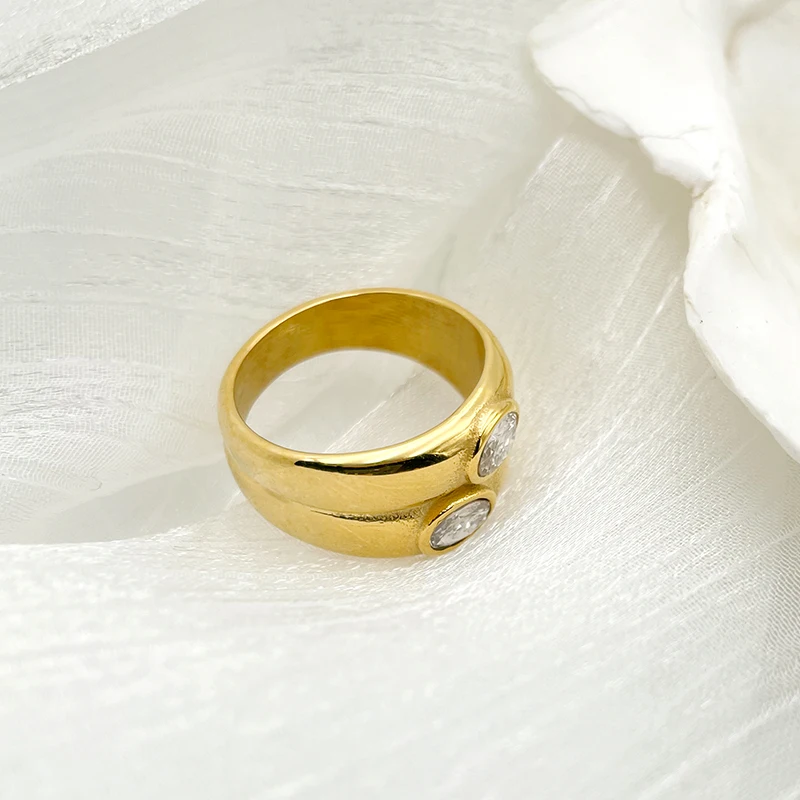 A pair of French style luxury and high-end fashionable stainless steel double-layer zircon rings, essential for birthday parties