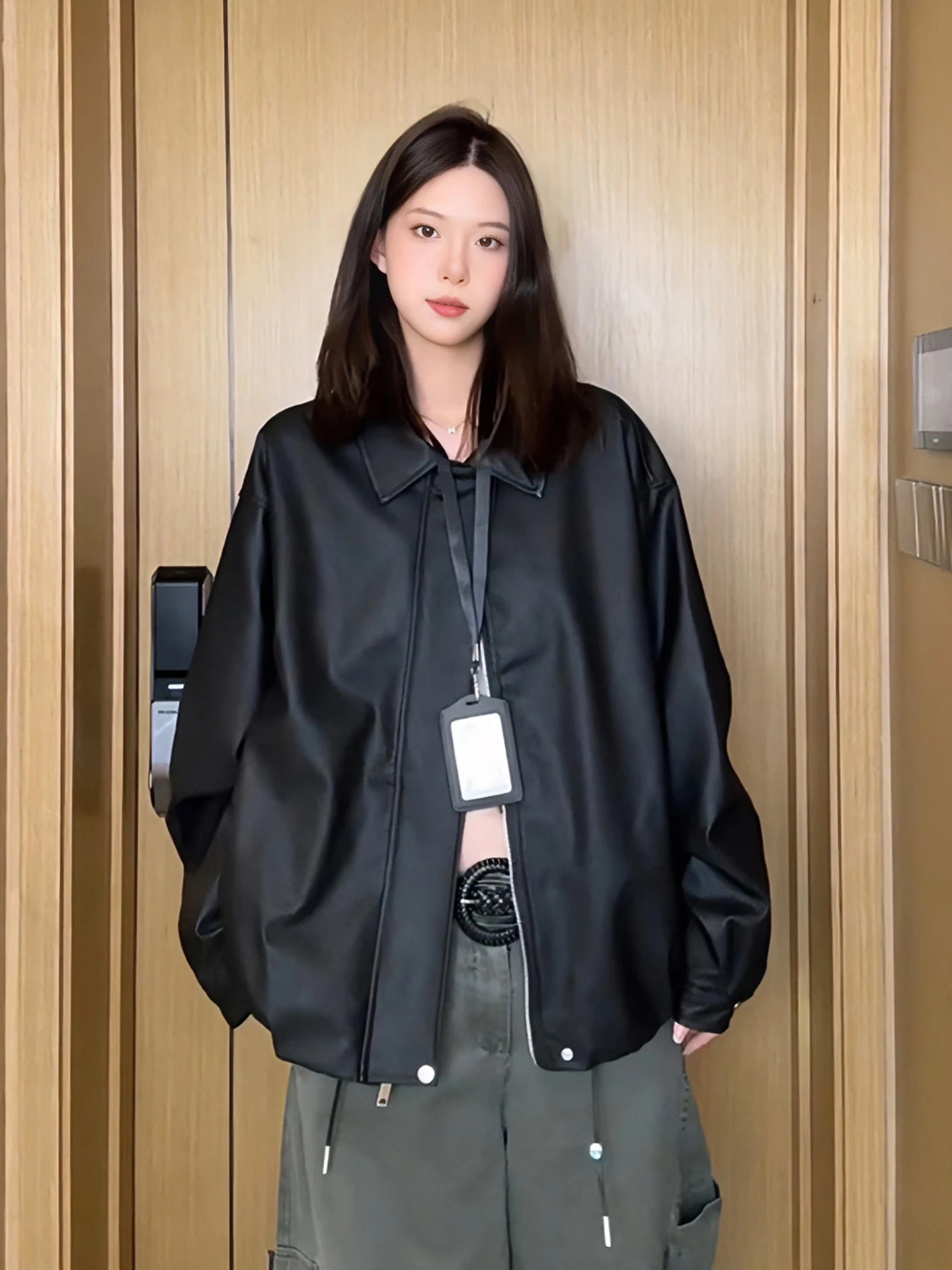 

Мужская кожаная куртка-бомбер оверсайз в американском стиле с воротником-стойкой для осенней носки