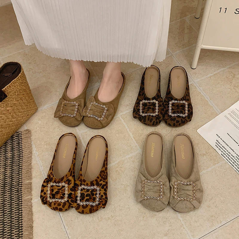

Летние женские шлепанцы 2026 с леопардовым принтом, повседневные уличные тапочки на низком каблуке