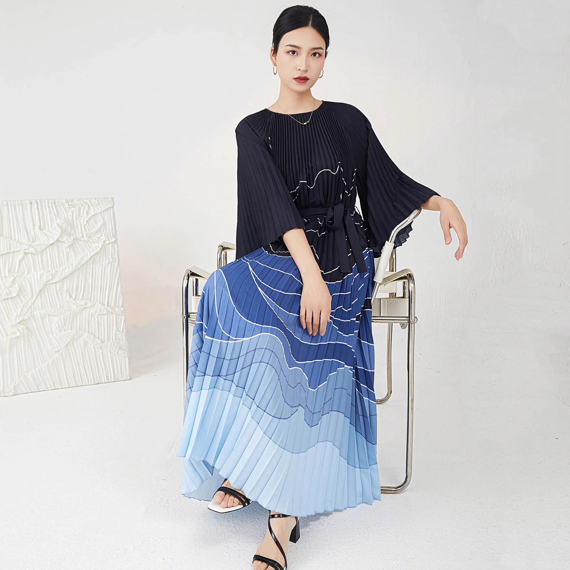 

Spring And Summer 23 New Pleated Dress Women's Wavy Brush Shoulder Sleeve Temperament Elegant Vacation Style Dress