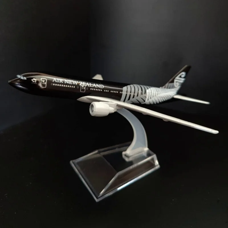 Corporate Gift Set Scale 1:400 Metal Aircraft 15cm New Zealand B777 Airlines Boeing Airbus Airplane Model Miniature Gift for Boy