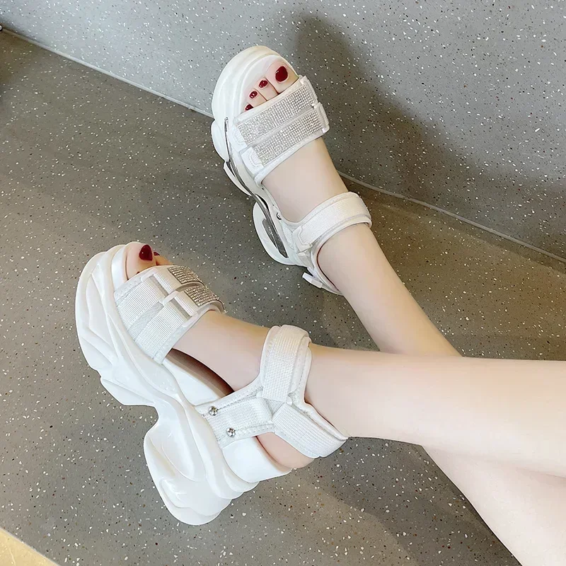 Sandal pantai kasual wanita, sandal pantai tebal musim panas Platform tinggi gesper 10CM sepatu Wedges Bling 2023 modis luar ruangan