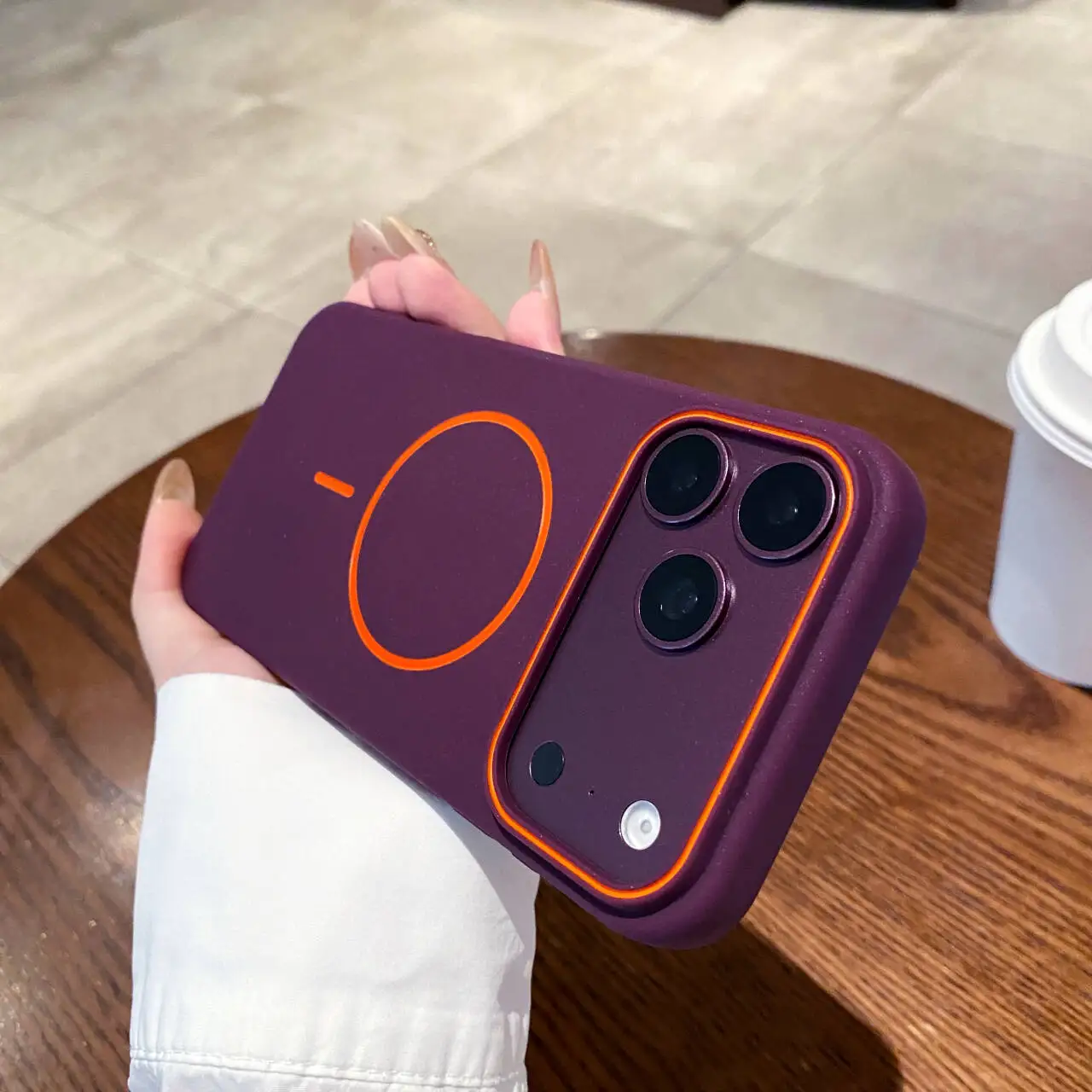 Nouvelle coque de téléphone magnétique de couleur unie pour iPhone 18, 17, 16, 15, 14, 13, 12 Pro Max, compatible avec la recharge sans fil MagSafe, offrant une protection pour l’arrière du téléphone.