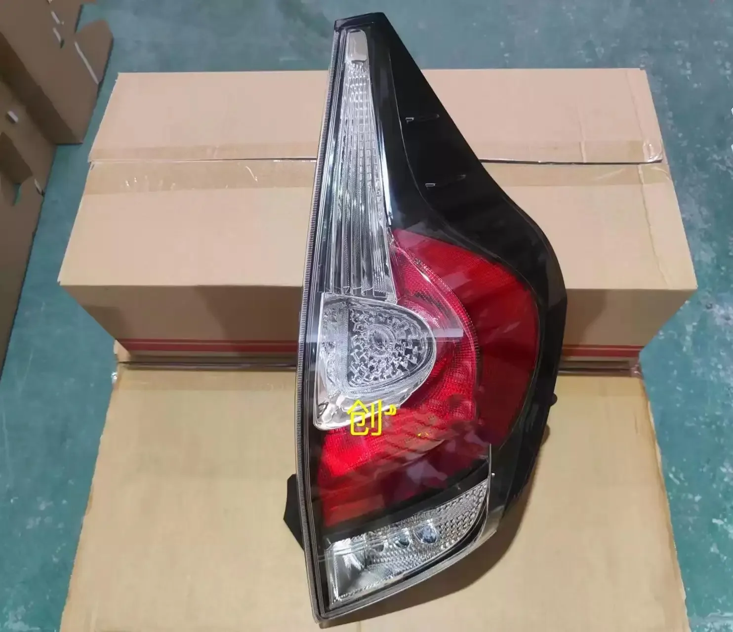 

Car Rear lamp Tail Light assembly for 15-19 PRIUS C Brake Reverse light Turn signal 2pcs