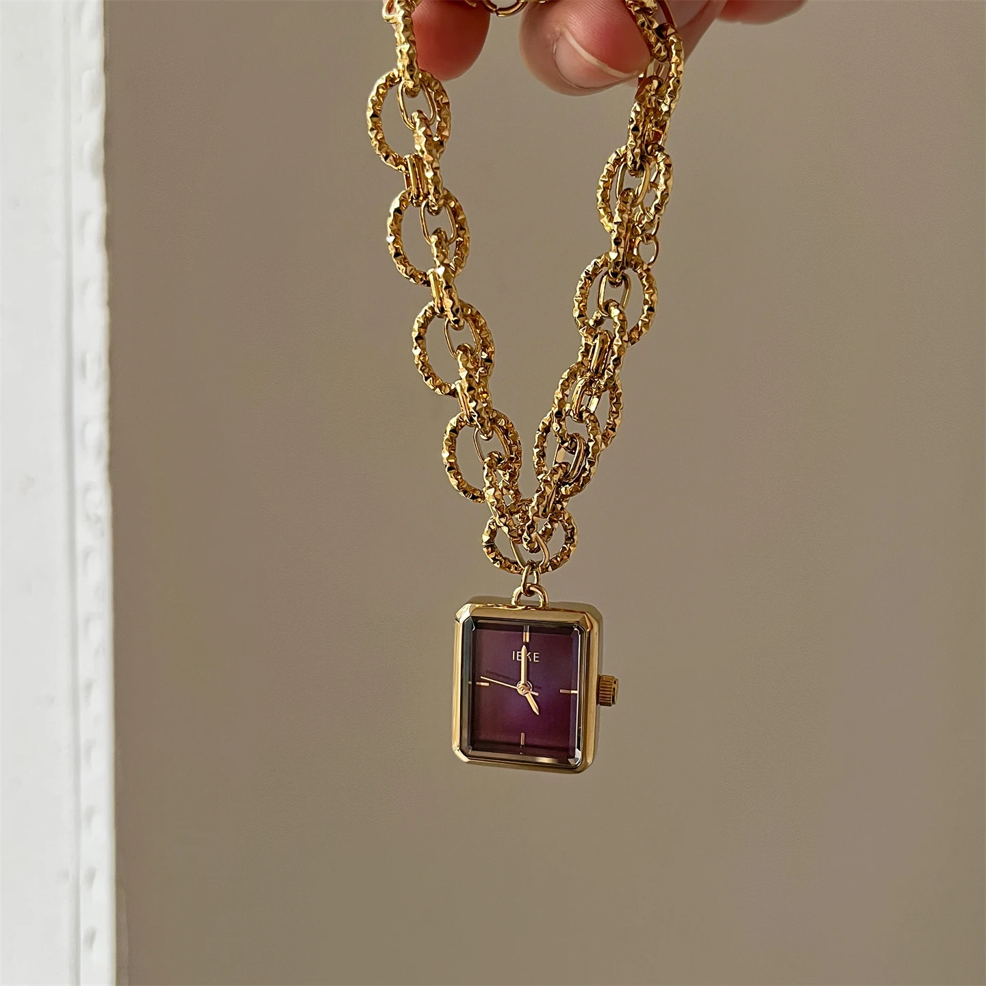 Exquisite Chain Design Women'S Watch, Elegant Retro Style, Small Gold Chain Watch, Quartz Bracelet Watch, Women'S Series.