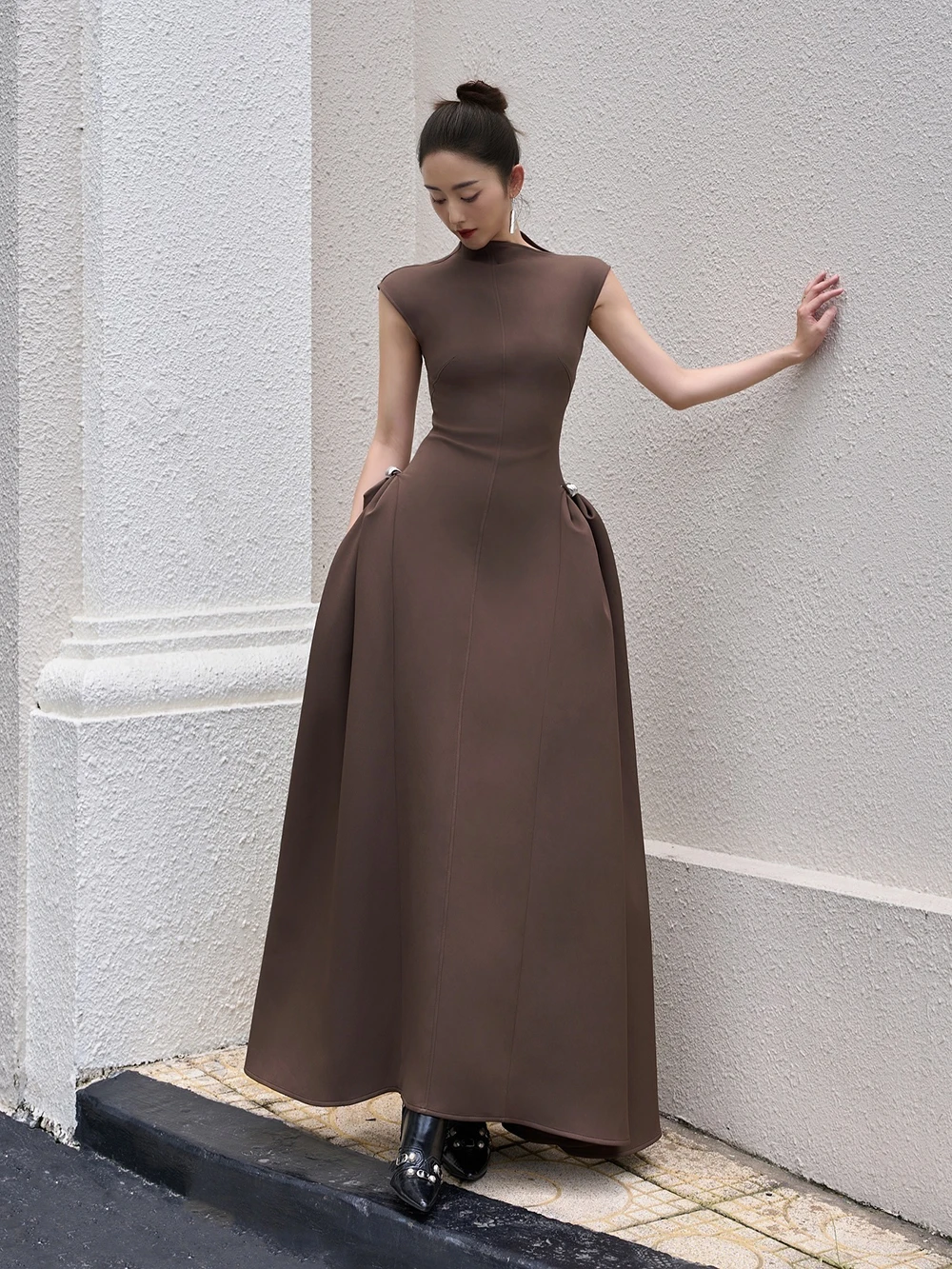 أزياء جديدة متخصصة غير متناظرة شبه عالية الرقبة بلا أكمام ألف خط فستان متوسط الطول للولائم والحفلات