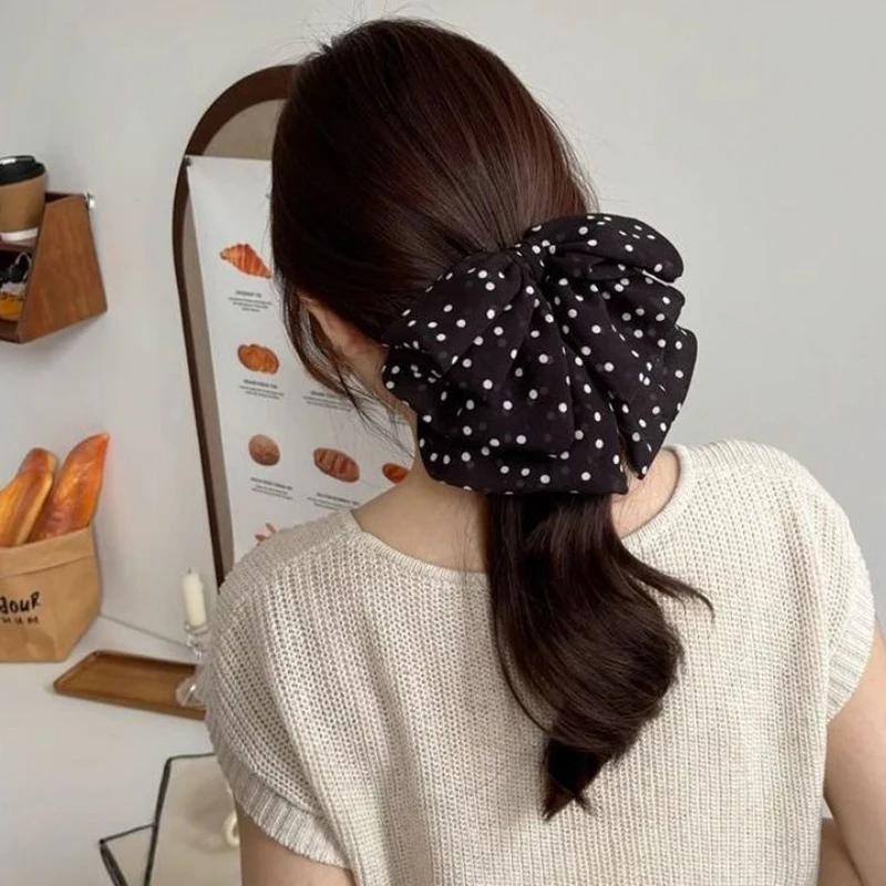 

Feminine and Versatile Bow Wave Point Hair Claw; Fashionable Hair Clip for Women and Girls