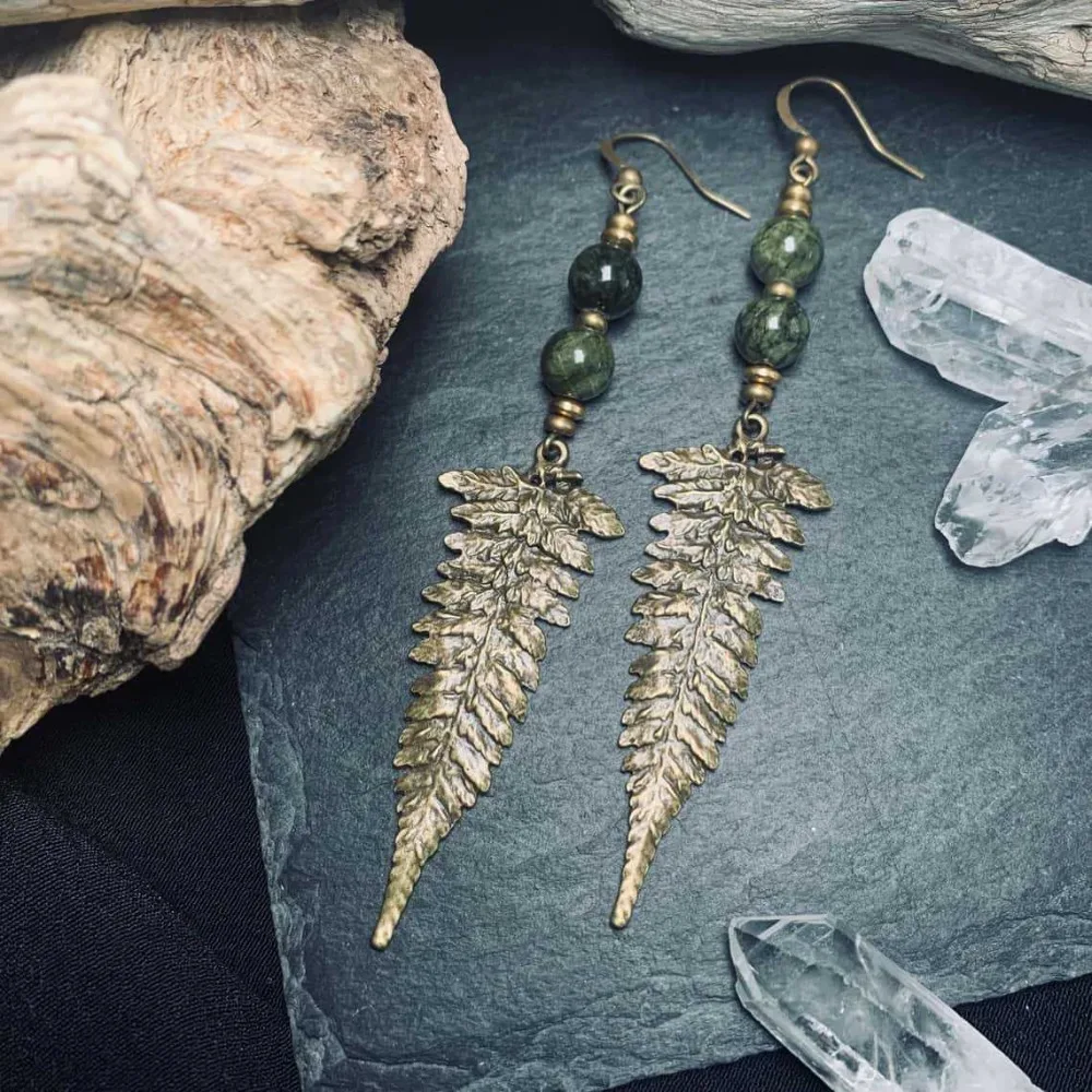Boho Natural Green Stone Bead Antique Bronze Color Fern Leaf Dangle Earrings for Women Shaman Celts Witch Halloween Jewelry Gift