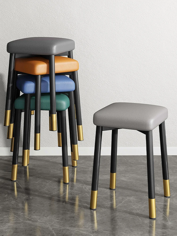 sedie-impilabili-in-metallo-dal-design-moderno-e-minimalista-sedie-per-sala-da-pranzo-e-soggiorno-sgabelli-bassi-imbottiti-sedute-versatili-e-compatte