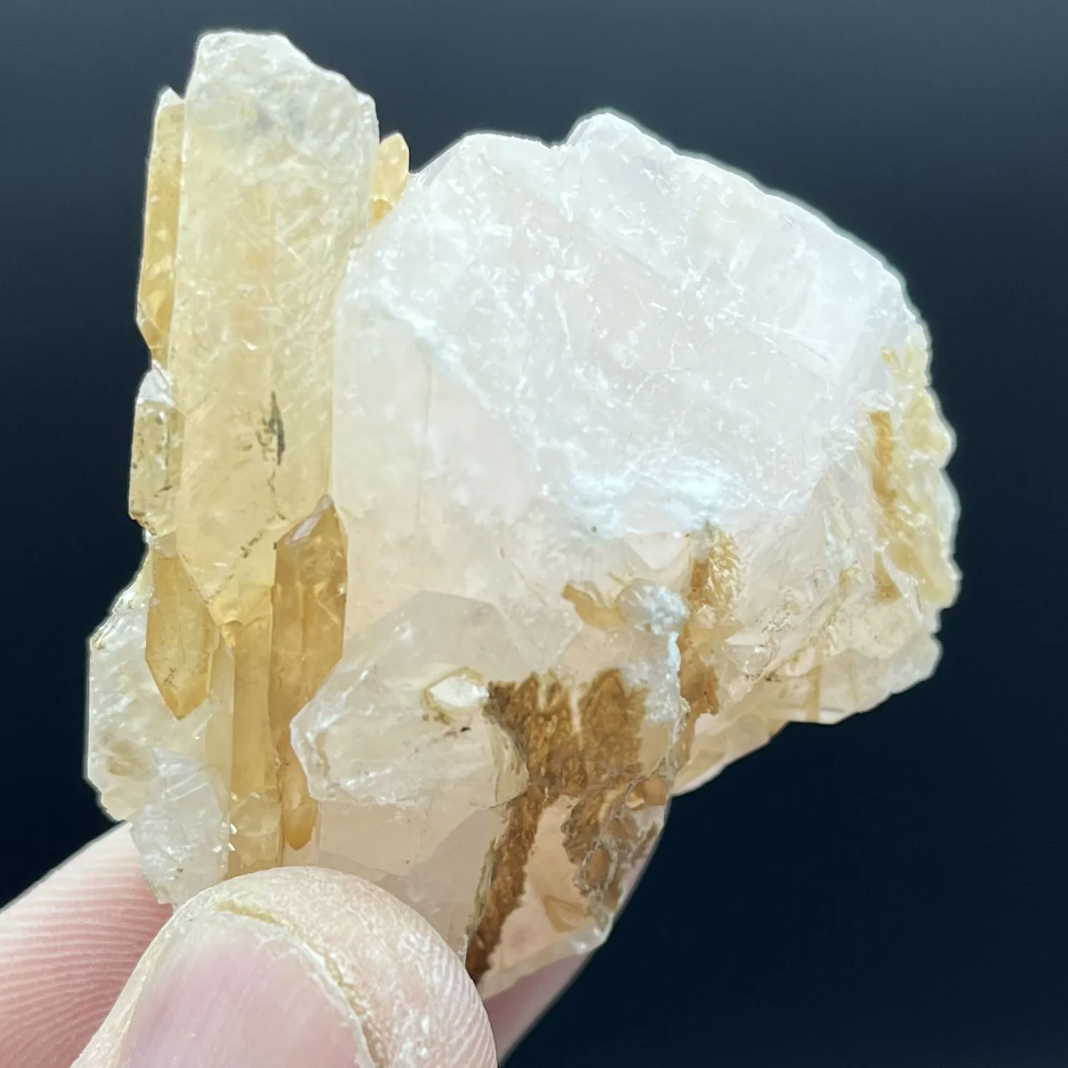 

Inner Mongolia natural white crystal and calcite symbiotic crystal cluster specimen Feng Shui energy healing stone