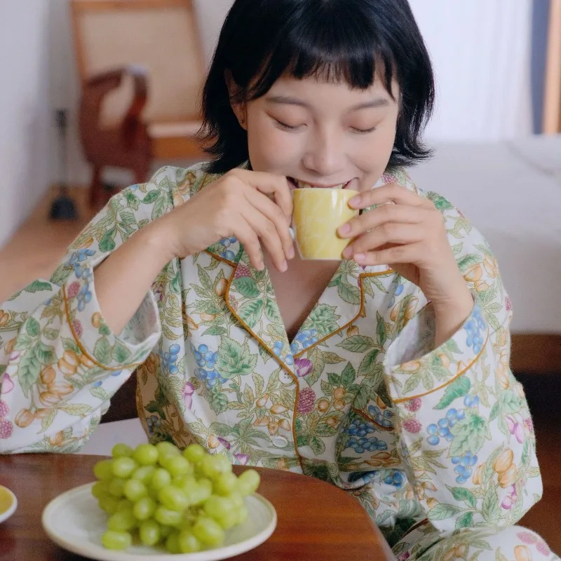 طقم بيجامة كلاسيكي مطبوع عليه توت للسيدات 100% قطن ملابس نوم نباتية ملابس نوم لطيفة بأكمام طويلة وزر 2 قطعة