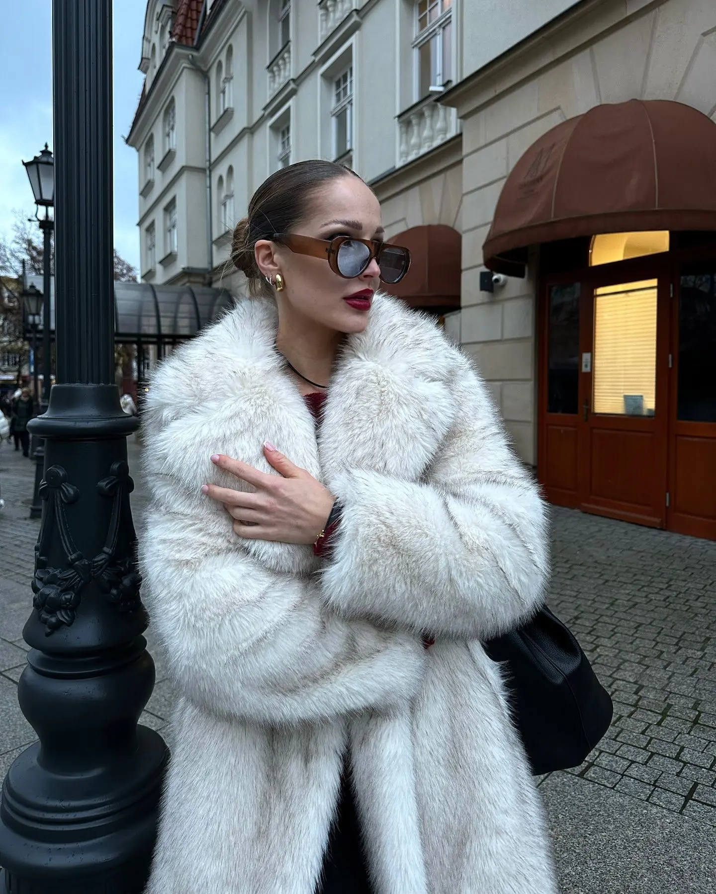 Women Ivory Long Faux Fur Coat Wide Lapel Collar Long Sleeve Relaxed Fit Plush Winter Outerwear with Pockets