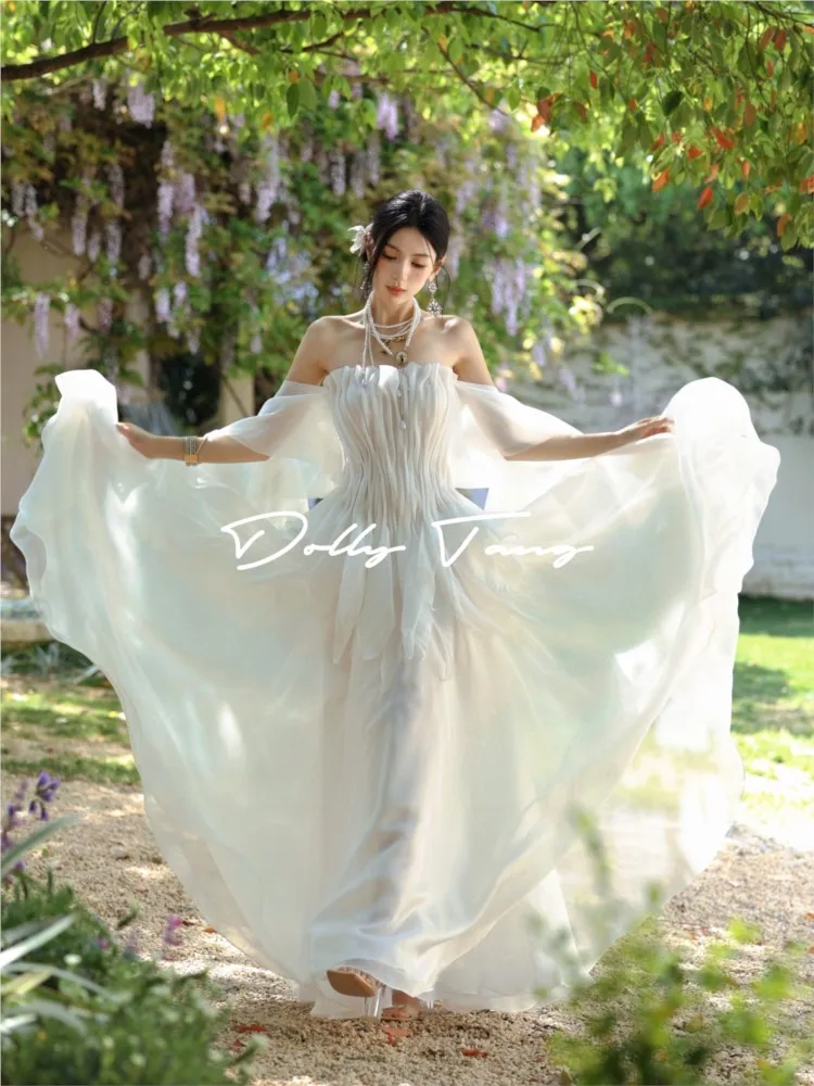 ชุดเดรสเช้าแบบไร้สาย ผ้าพลิ้วไหว จับจีบด้วยมือ ให้ความรู้สึกแบบผ้าขาดๆ