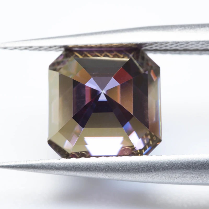 Moissanit-Stein im Asscher-Schliff, Kaiserlila, im Labor gezüchteter Edelstein für Schmuckherstellung, besteht den Diamanttest mit Zertifikat. – Detail 6