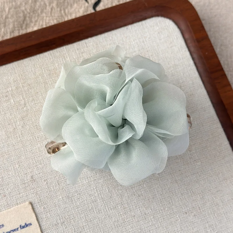 Ätherische Tüll-Kamelienblüten-Haarspange mit Haifischzahn-Verschluss: Strandhaarschmuck im Urlaubsstil für halb hochgesteckte Frisuren – Detail 14