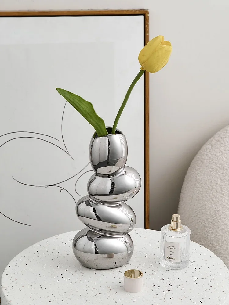 The product can be customized. The tulip vase is light and luxurious. The bedroom, living room, dining table, porch TV