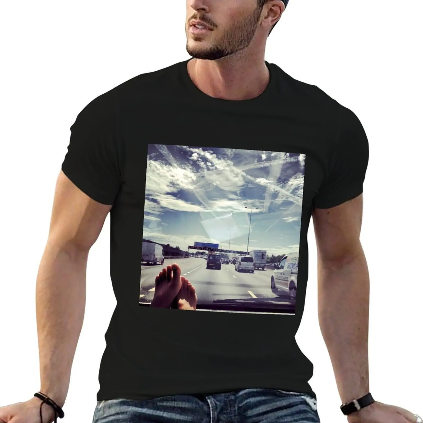 Conduire la voiture en direction de la maison après une vacance : un t-shirt avec impression photo représentant la détente et le contentement, t-shirt en coton basique au toucher doux