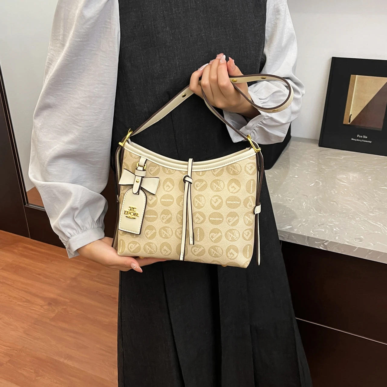 

Fashionable Women's Messenger Bag Leather Crossbody Shoulder Tote Handbags By Famous Designer For Elegant Ladies Use