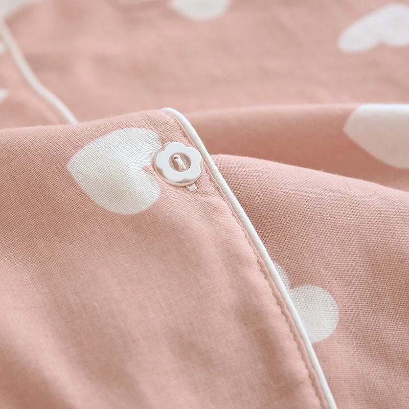 طقم بيجامات نسائي مطبوع عليه قلب لطيف قماش ناعم قابل للتنفس مريح في الارتداء بأكمام قصيرة وأزرار علوية متطابقة Pjs