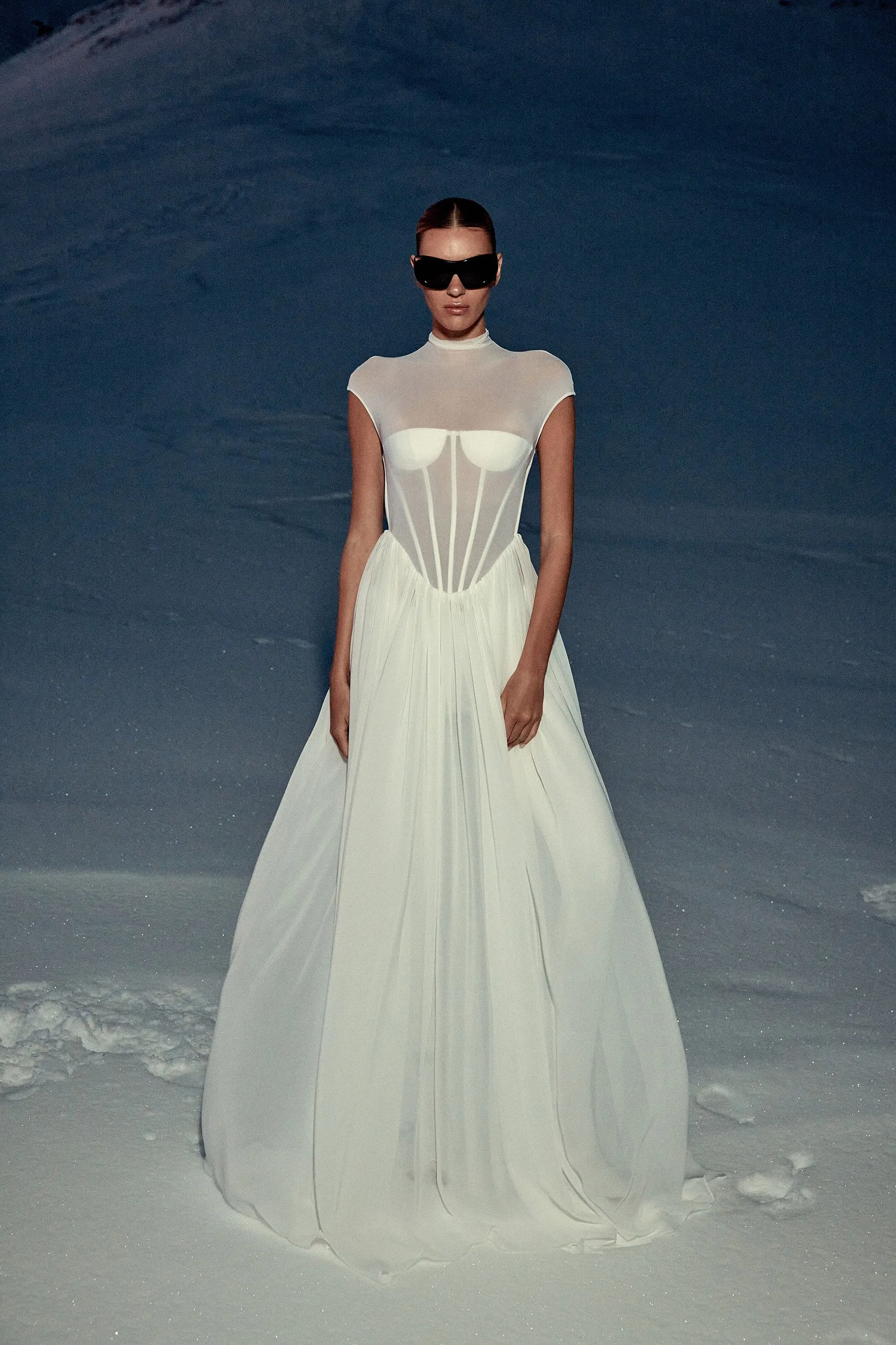 Weiße Farbe, sexy Netzstoff, durchsichtig, langes, hauchdünnes Kleid, anmutiges Damen-Hochzeitskleid, Urlaubs- und Berufungsoutfit