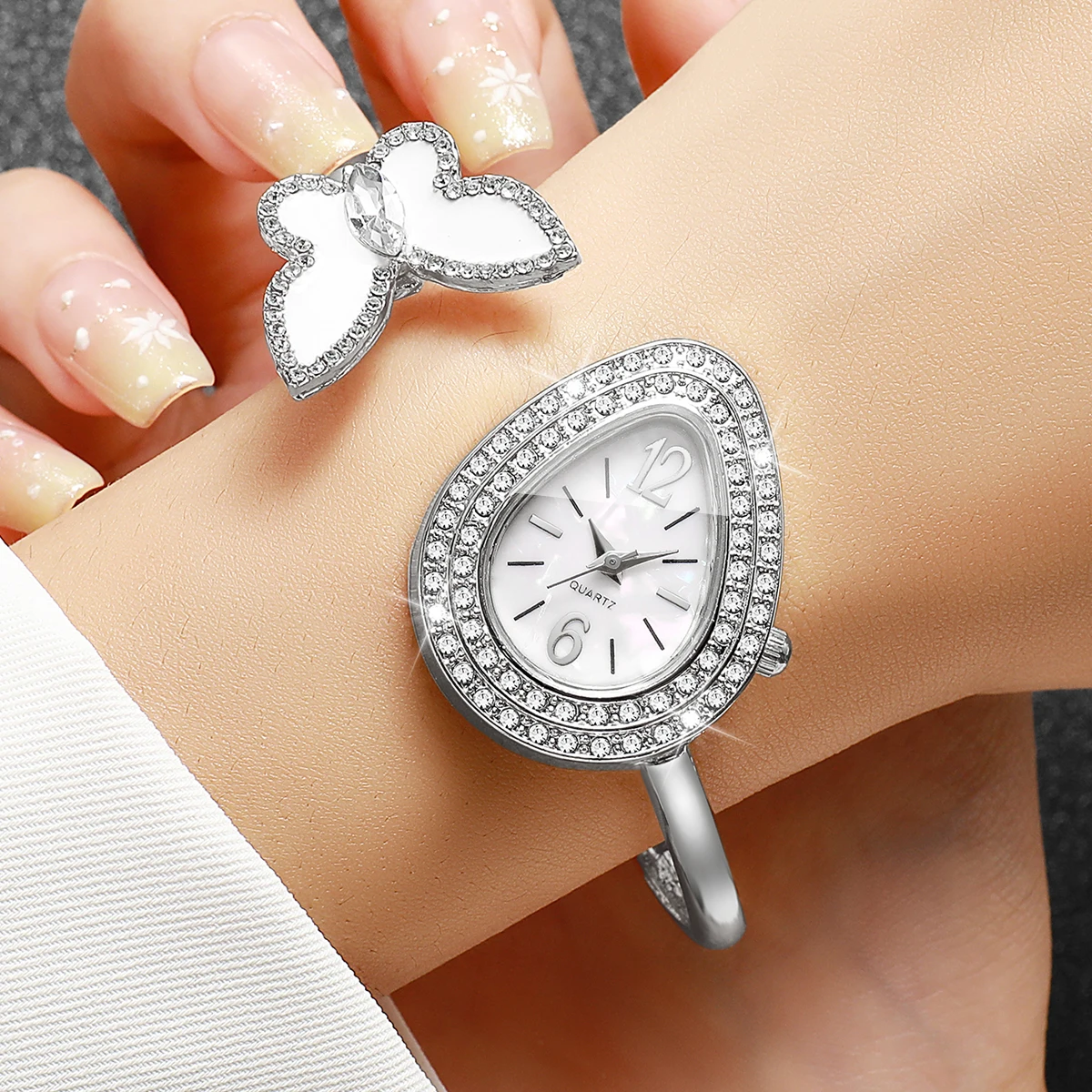 Fashion Rhinestone Butterfly Women Quartz Watch Bracelet Bangle Ladies Dress Wristwatches Relogio Feminino（Without Box）