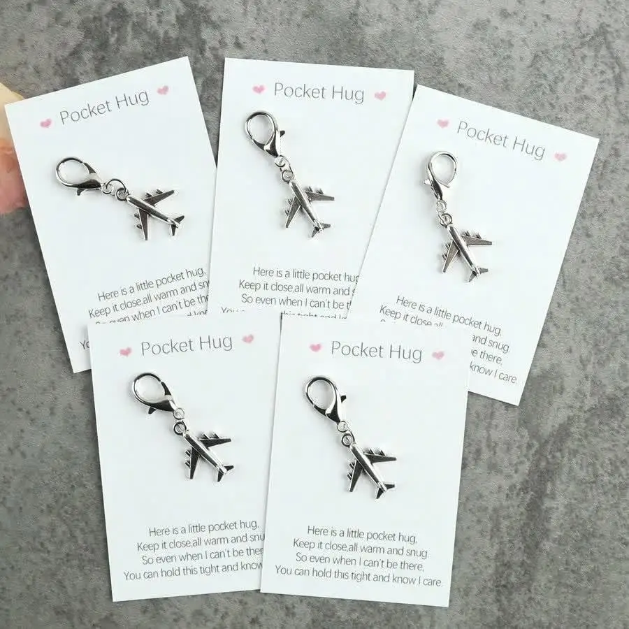 1/5/10/20/50/100pcs Silver Airplane Keychain Set, Comes With Pocket Hug Greeting Card, Holiday Gift, Commemorative Gift, Backpac