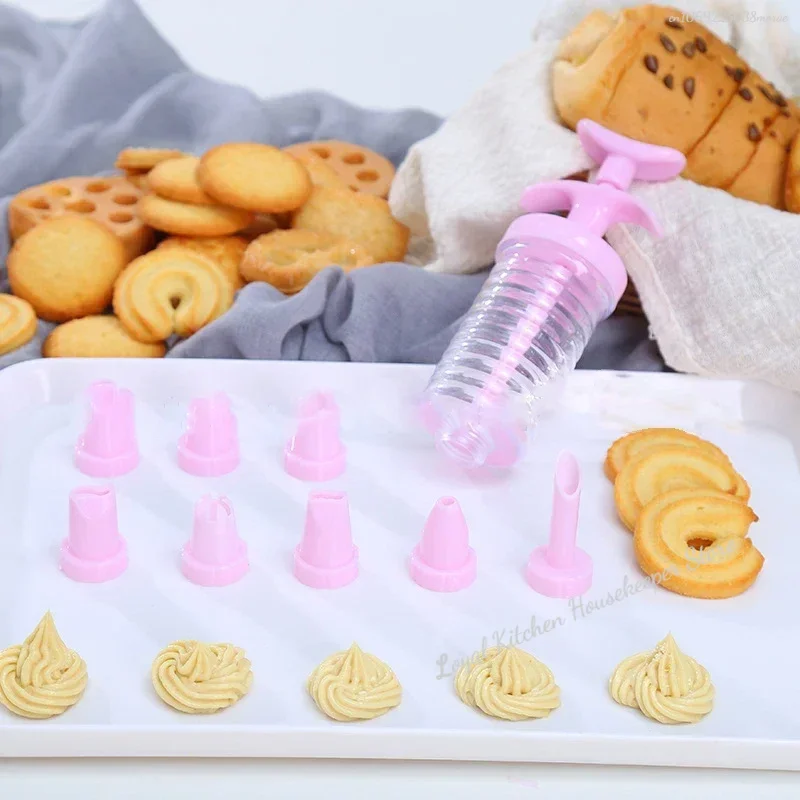 8 Pipe Nozzles with Syringe Plastic Cream Baking Nozzle Dispenser Icing Pastry Cream Tips Pastry Tube Decoration Tool