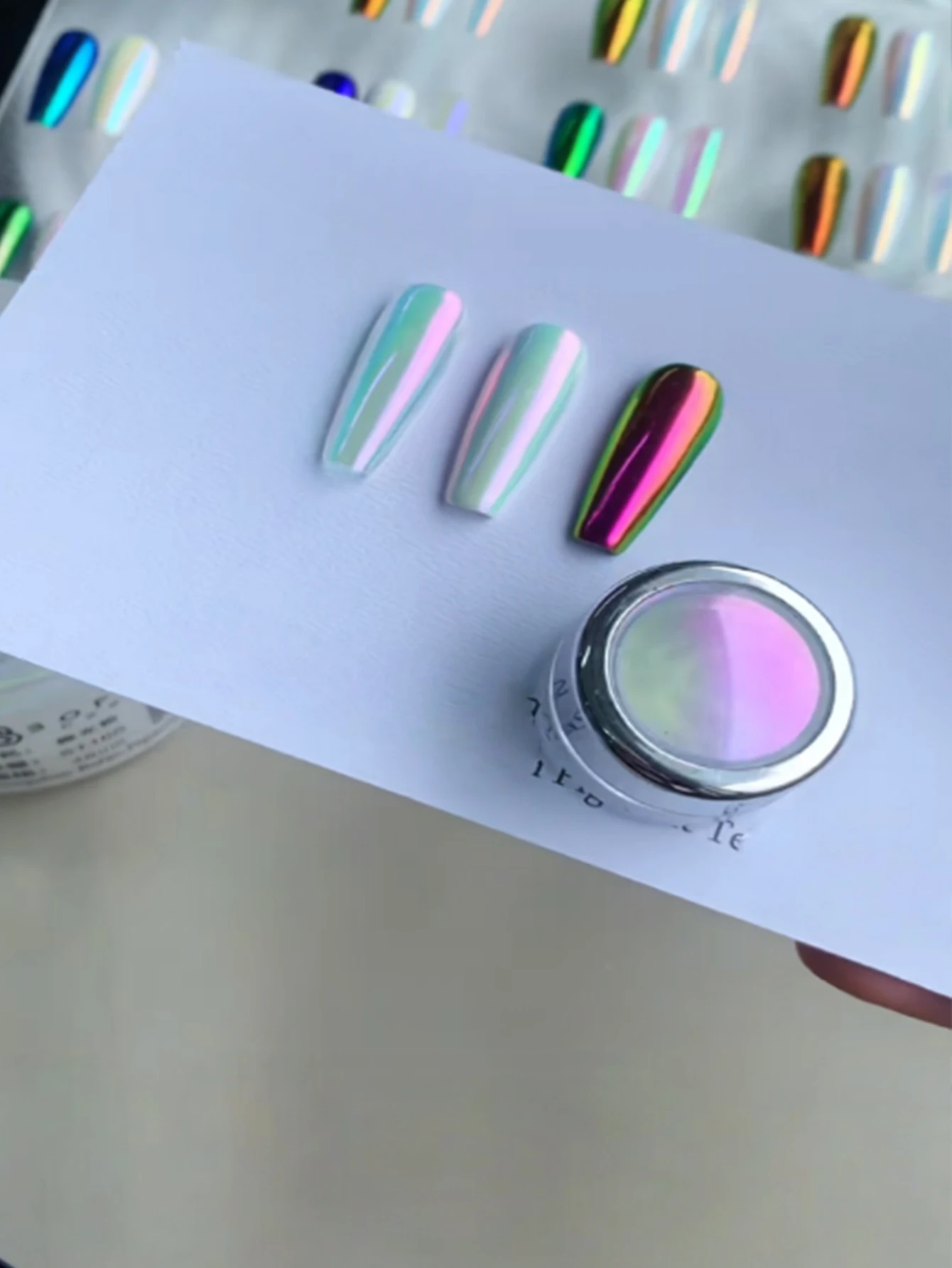 1 PCS Aurora Moonlight Chameleon Chrome Powder, a color-changing nail powder pigment glitter, with a magical chameleon mirror e