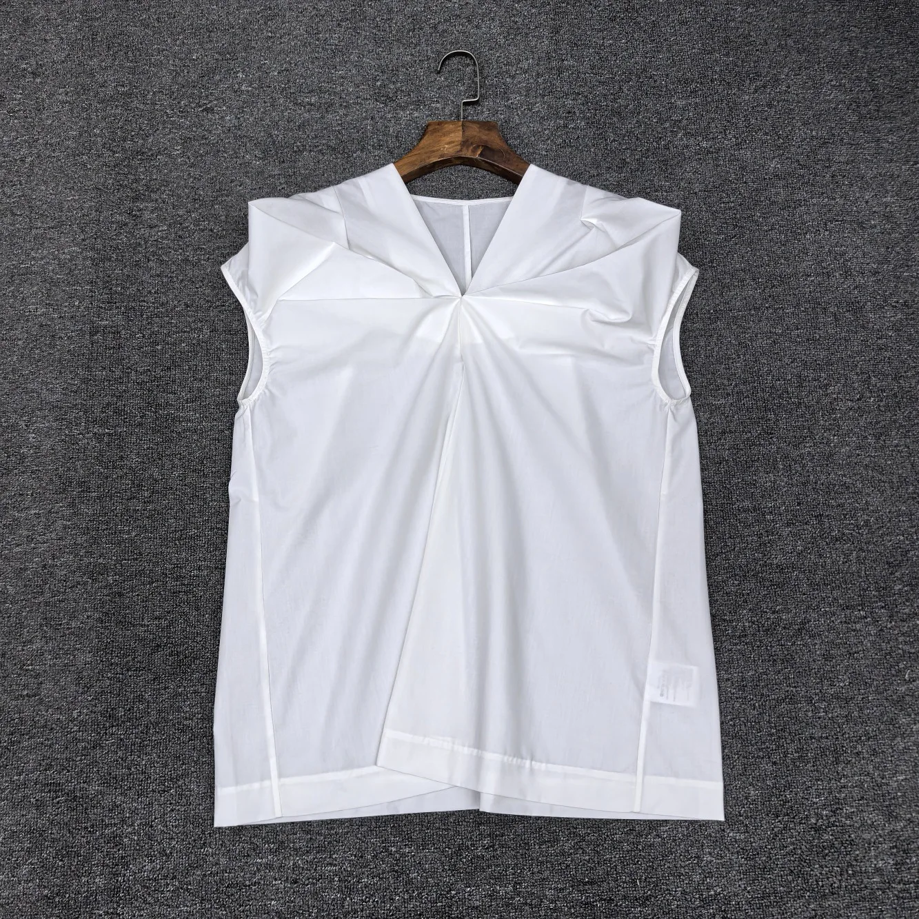 

2025 Early Autumn White V-Neck Pleated Short-Sleeved Top