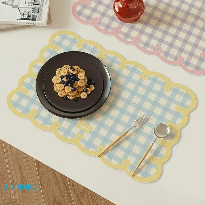 【N】Wasserfestes PU-Leder-Tischset mit niedlichem Gingham-Print und gewelltem Rand, perfekt für den täglichen Gebrauch an Küche und Esstisch.
