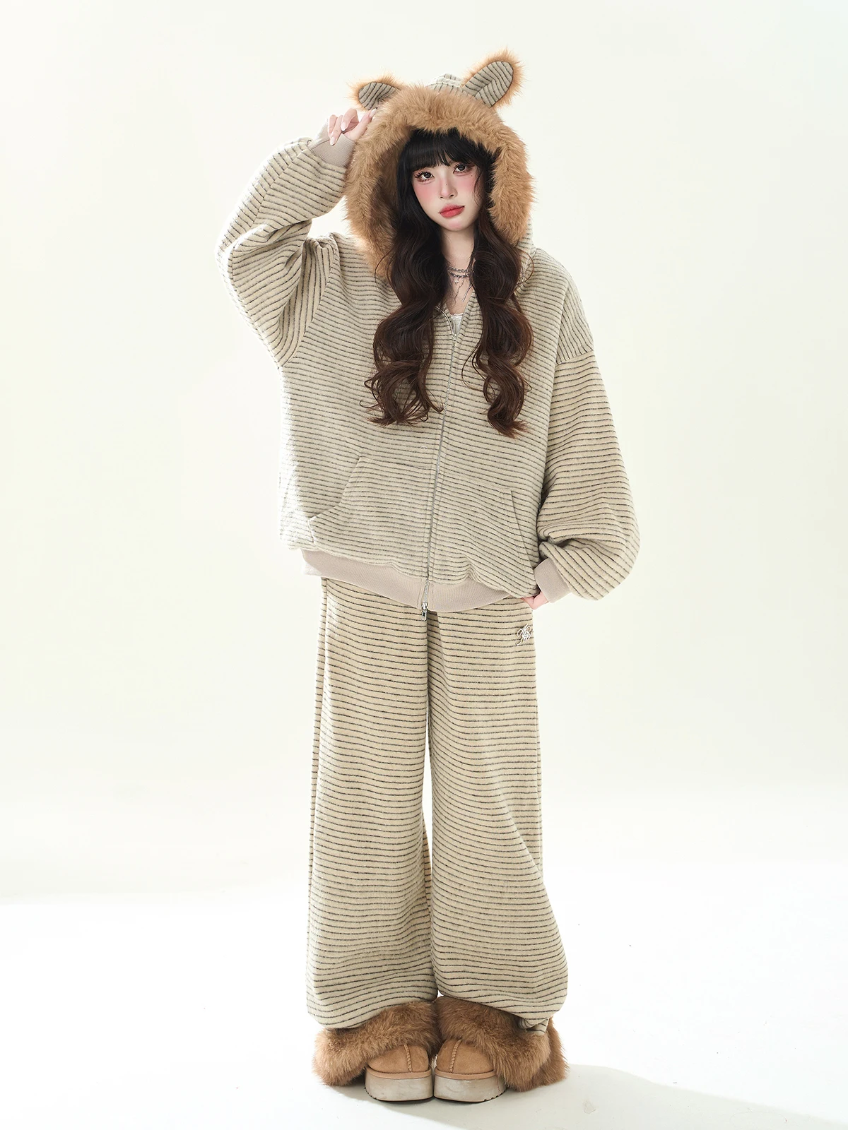 

Комплект ENJOG: Ретро-красный худи с ушками и модные свободные спортивные брюки в полоску для женщин, зимний повседневный костюм из двух предметов с длинными рукавами