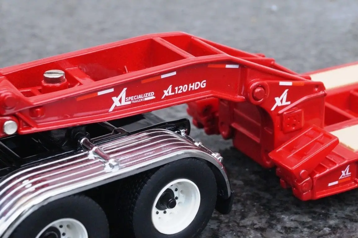 International HX520 Tandem Tractor With XL120 Low-Profile HDG Trailer 1:50 71016