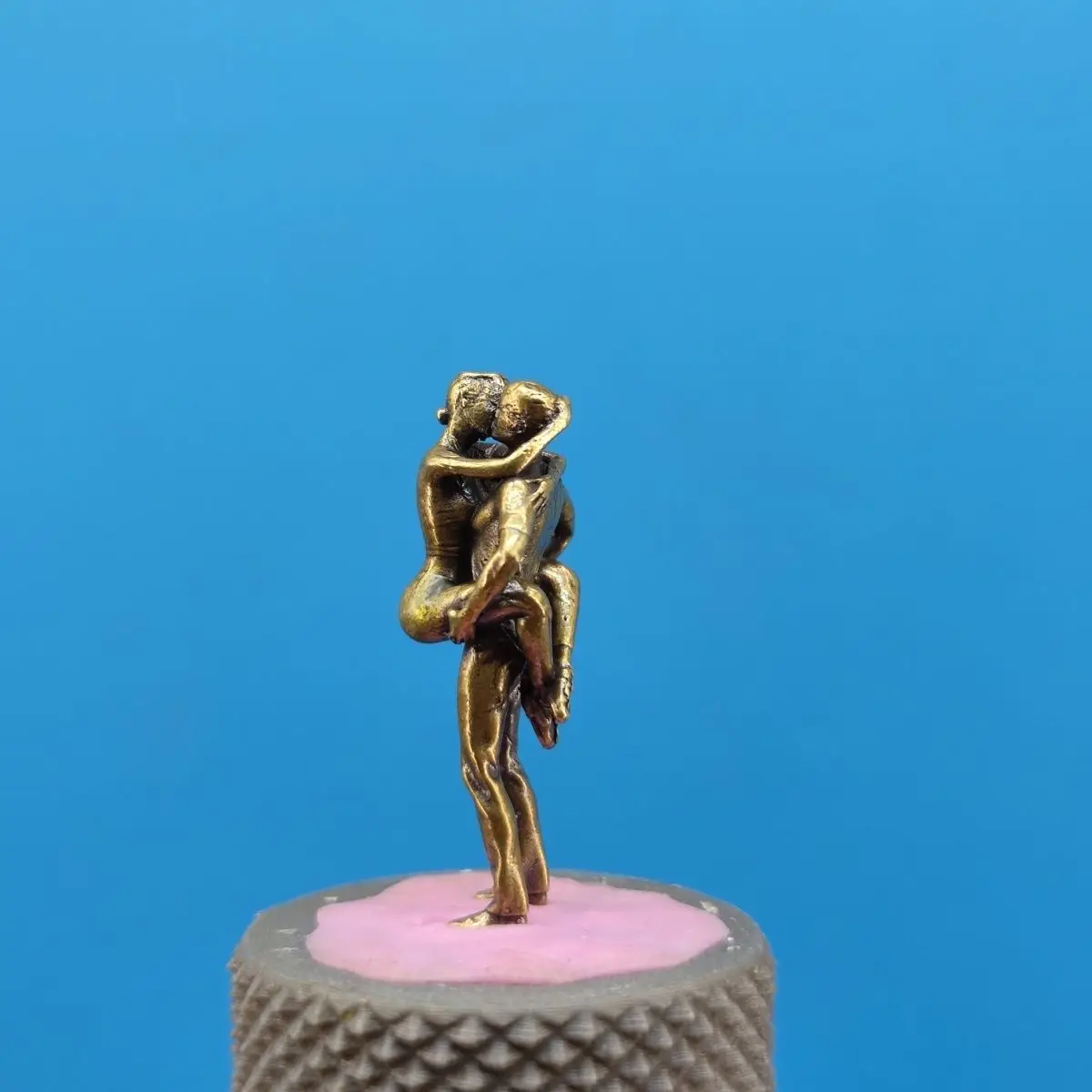 Brass Lovers in Passionate Embrace Kissing Couple Miniature Doll Model Micro Landscape Sandbox White Model Statue Ornament