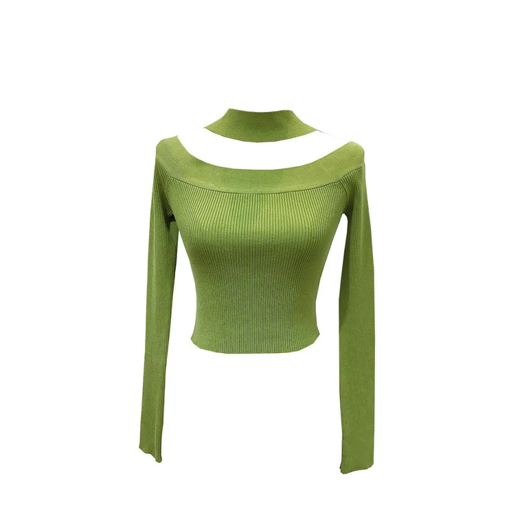 Krótki dzianinowy top w stylu Hong Kong, z dekoltem typu halter, dopasowany, wyszczuplający, z odkrytymi ramionami i wysokim stanem.