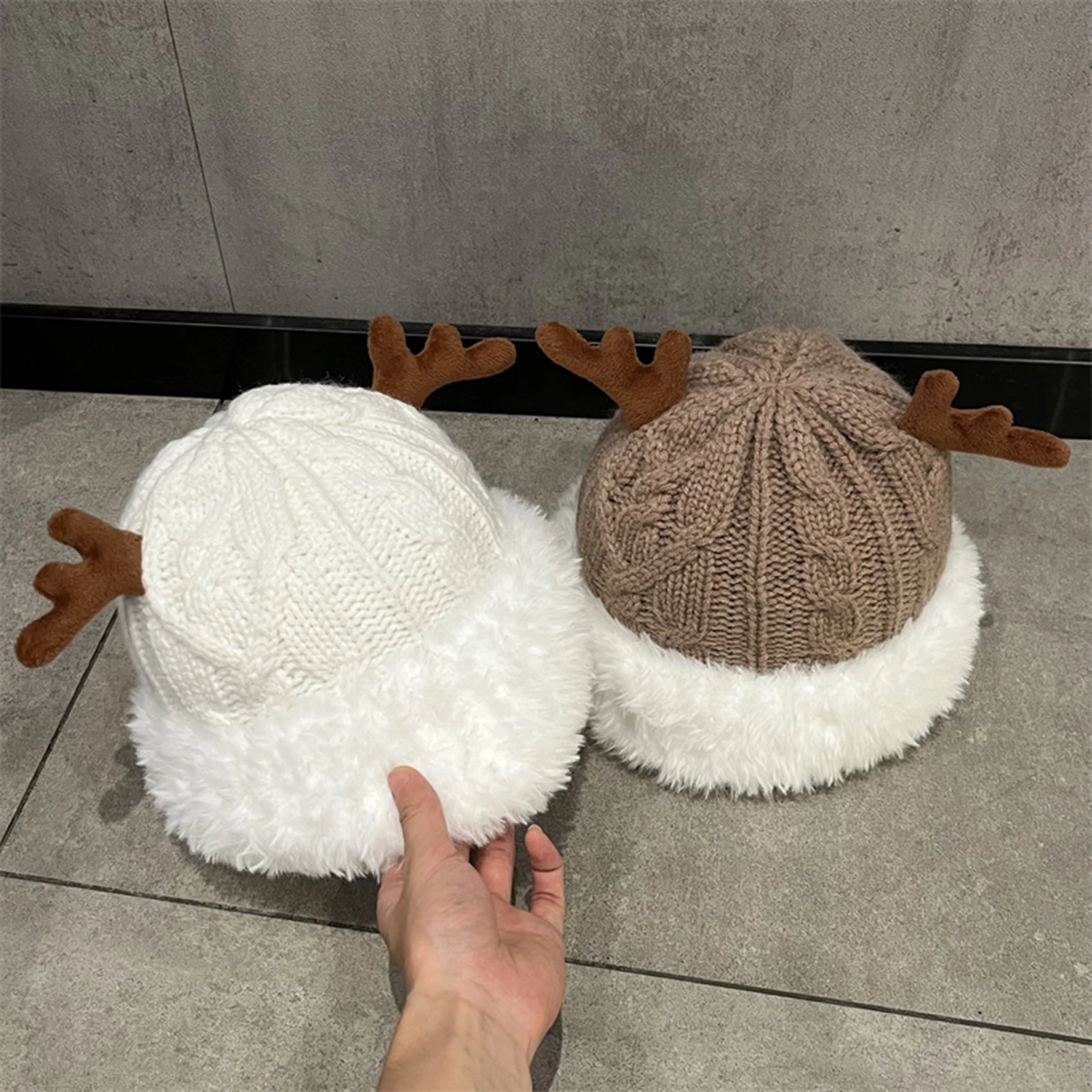 女性用のかわいいトナカイビーニーハット,アントラーハット,柔らかい頭蓋骨の帽子,屋外用,カワイイぬいぐるみの裾,パッチワークの帽子,暖かい,冬