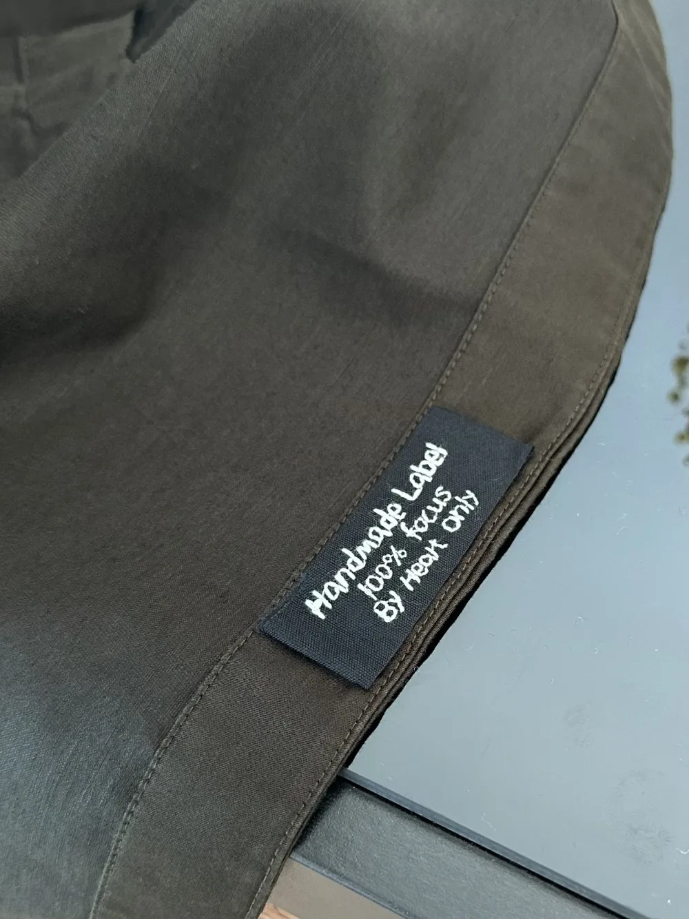 Minimalistyczna koszula z lnem i bawełną o średniej długości, z dużym kołnierzem, rozcięciem bocznym i asymetrycznym dołem.