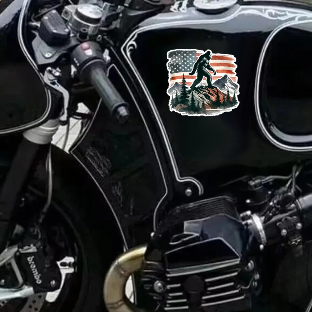 ملصق فينيل للمشي لمسافات طويلة بعلم أمريكي وطني مقاس 13 × 12 سم مع تصميم Bigfoot للسيارات والشاحنات وأجهزة الكمبيوتر المحمولة وألواح التزلج