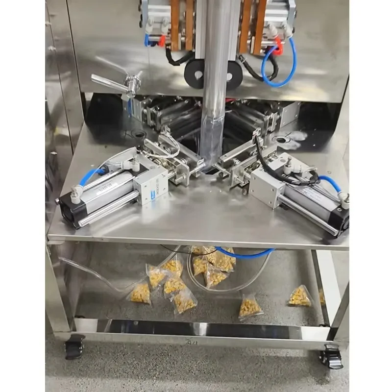 Automatic Triangle Bags Packing Machine Snack Chocolate Candies Sugar Bean Peanut Nuts Popcorn Granule Packaging Machine