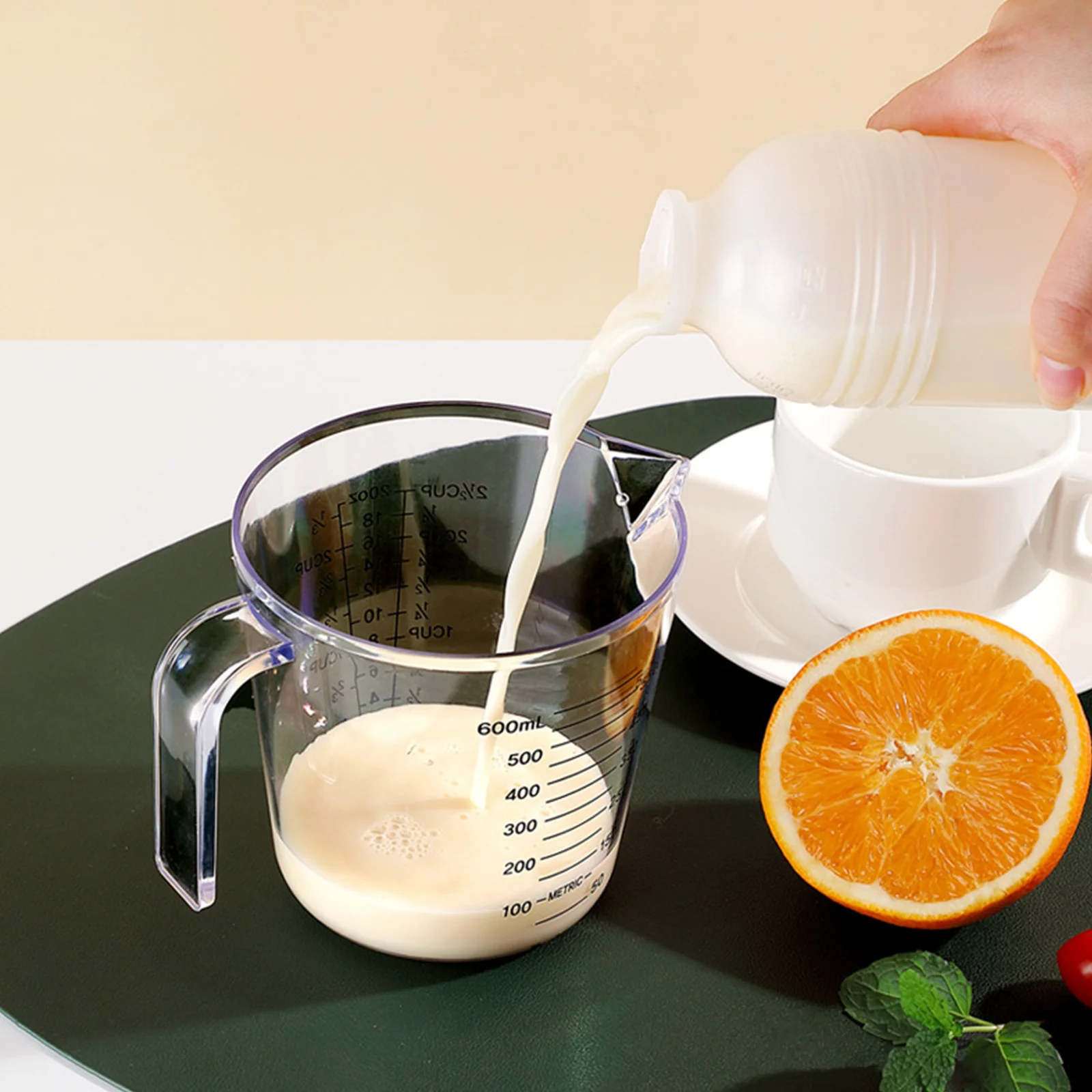 

Plastic Measuring Cup 600ml Liquid Measuring Container Practical Kitchen Mixing Cup Easy Clean Lightweight with Scale